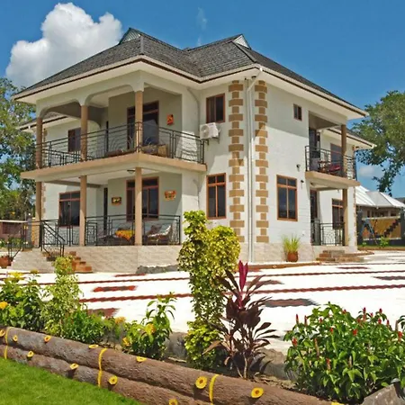 Immaculate 5-Bedroom Villa Garden In Dar Es Salaam